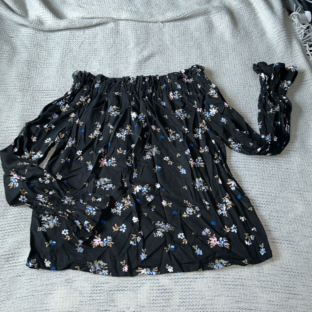 Off Shoulder Top! NWT ⚫️